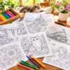 猫や城、列車、花など多彩な無料塗り絵と色鉛筆を並べたテーブル